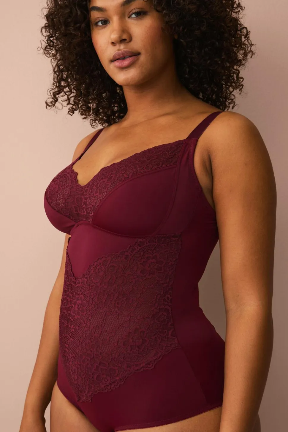 Ellos Plus collection Shapingbody med blondedetaljer - medium støtte